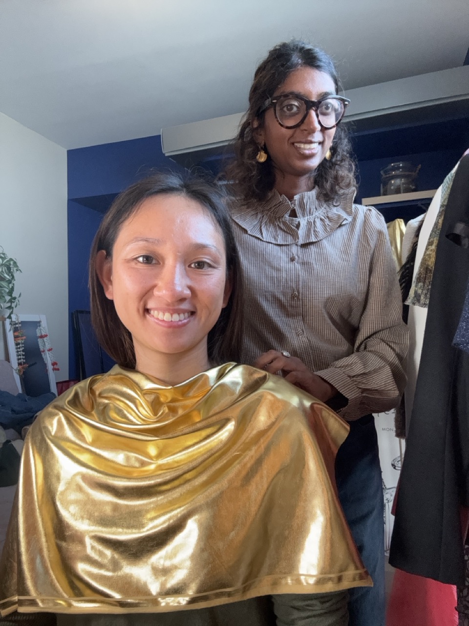 Séance de colorimétrie à Lille : Madhuri présente un drapé bleu à une cliente
